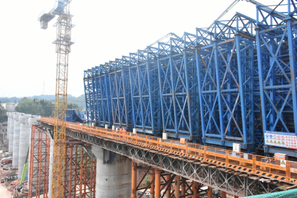 (銀匠溝渡槽第一孔槽身近日順利澆筑)